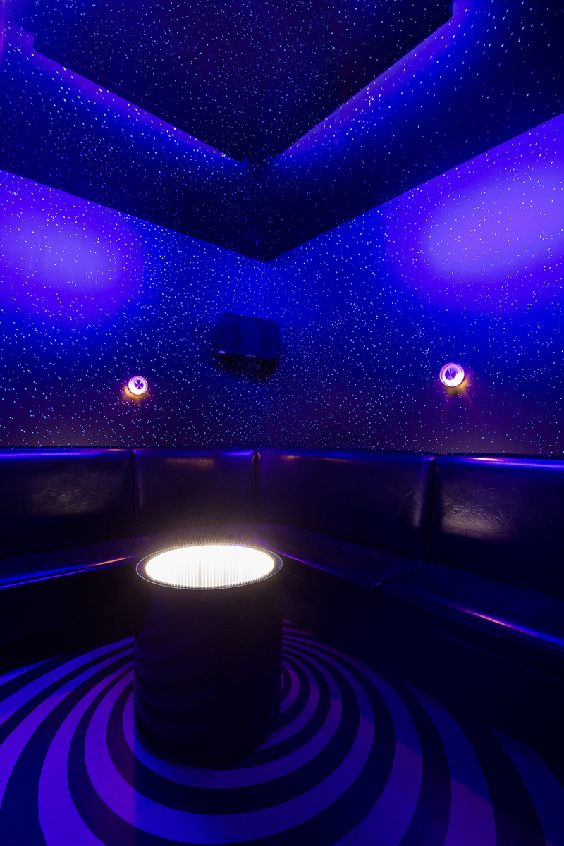 Illustration for article titled This Is The Greatest Karaoke Bar In The World. The End.